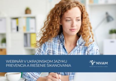 žena sediaca a pozerajúca sa do notebooku
