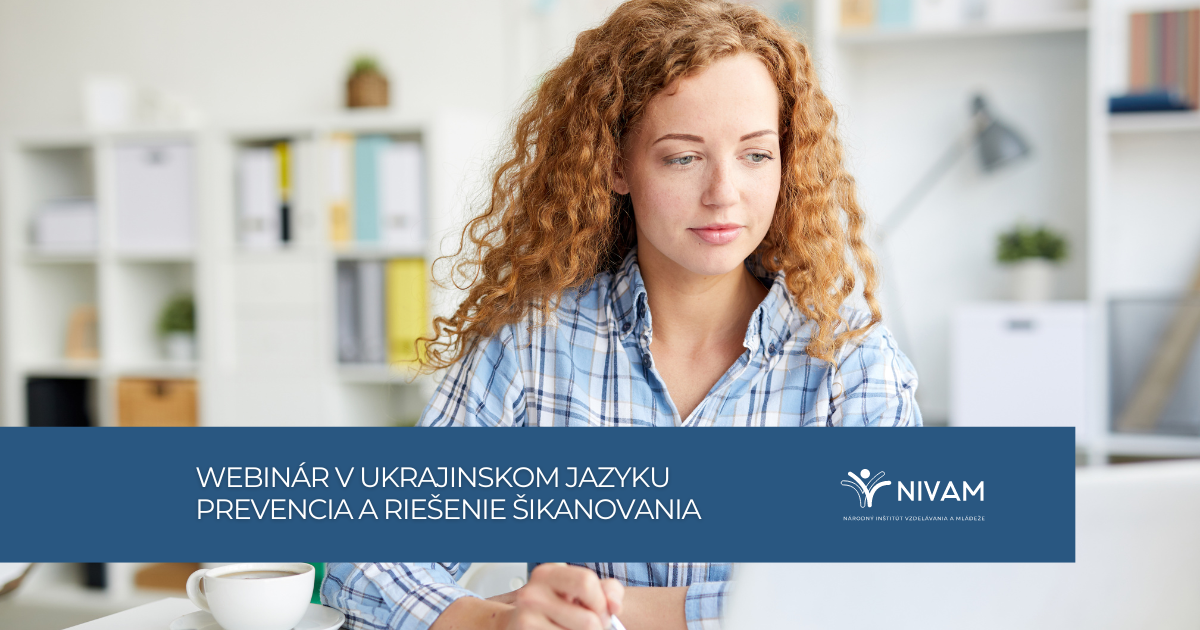 žena sediaca a pozerajúca sa do notebooku
