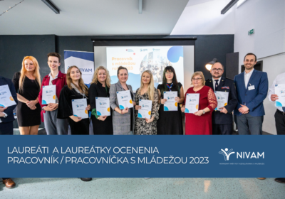 Na obrázku je vyfotených 10 osobností práce s mládežou za rok 2023, všetci sa usmievajú do objektívu držiac diplomy v rukách