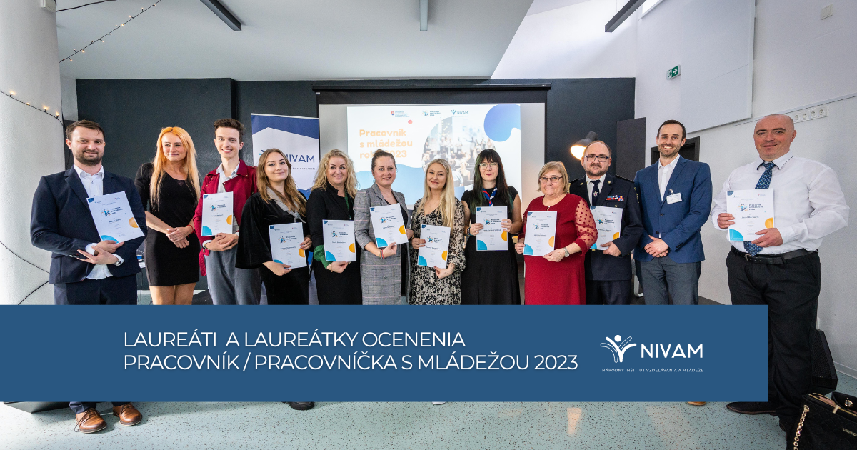 Na obrázku je vyfotených 10 osobností práce s mládežou za rok 2023, všetci sa usmievajú do objektívu držiac diplomy v rukách