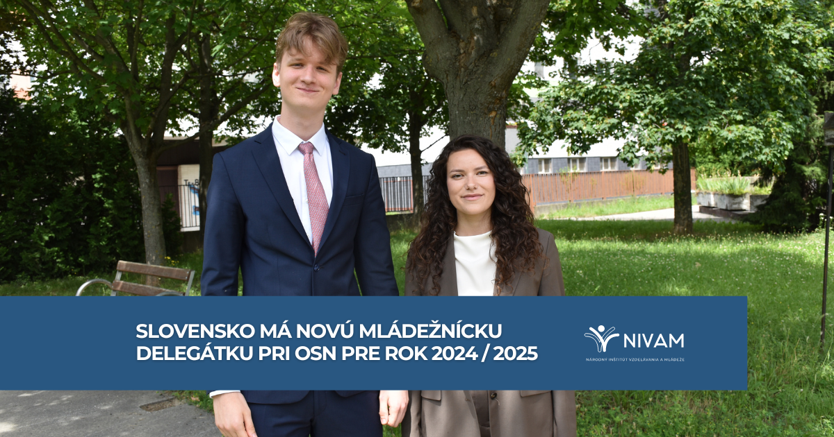 stojaci delegát (chalan) a stojace delegátka (dievča) v pozadí prírodaSlovensko má novú mládežnícku delegátku pri OSN - Pre rok 2024 /2025 sa ňou stala 23 – ročná Sofia Šillerová z Nitry