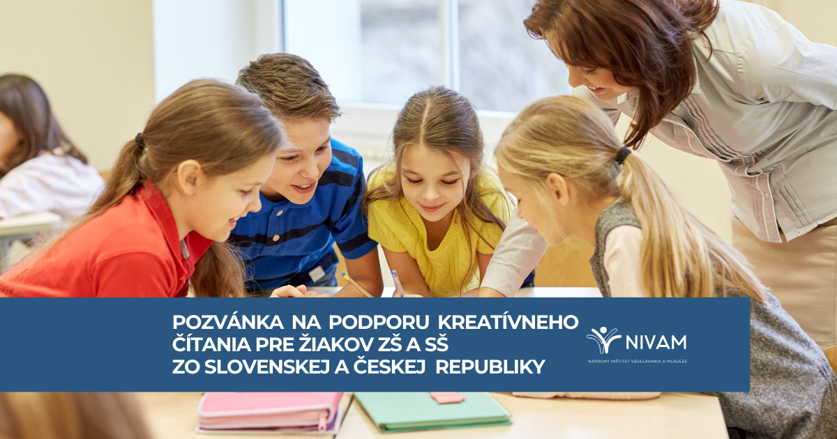 čítajúce deti opreté o stôl a nad nimi zohnutá učiteľka Pozvánka na podporu kreatívneho čítania pre žiakov základných a stredných škôl zo Slovenskej republiky a z Českej republiky