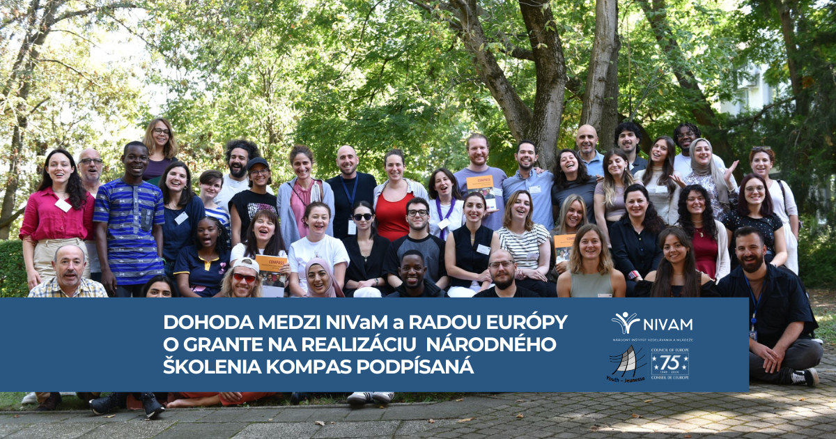 Na obrázku fotiaci sa účastníci národného školenia KOMPAS