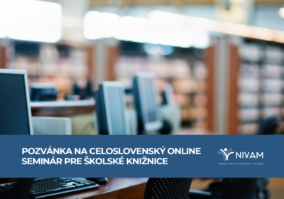 na obrázku v pozadí knižnica a v popredí počítače ako pozvánka na online seminár pre knižnice