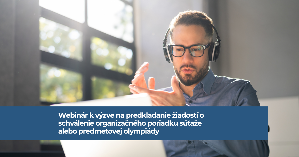 Muž so slúchadlami na ušiach vysvetľuje a pozerá do notebooku
