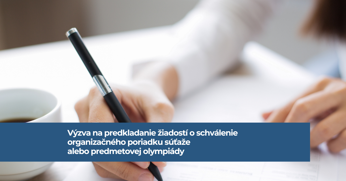Záber na ruky položené na lavici, osoba píše text