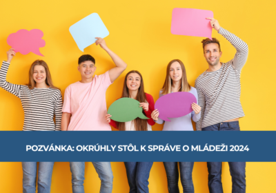 Päť mladých ľudí sa usmieva a držia rôzne tvary v rukách