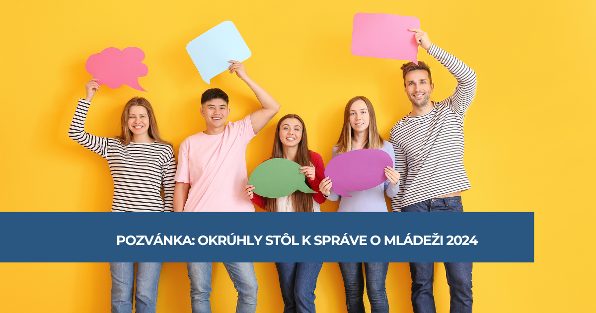 Päť mladých ľudí sa usmieva a držia rôzne tvary v rukách