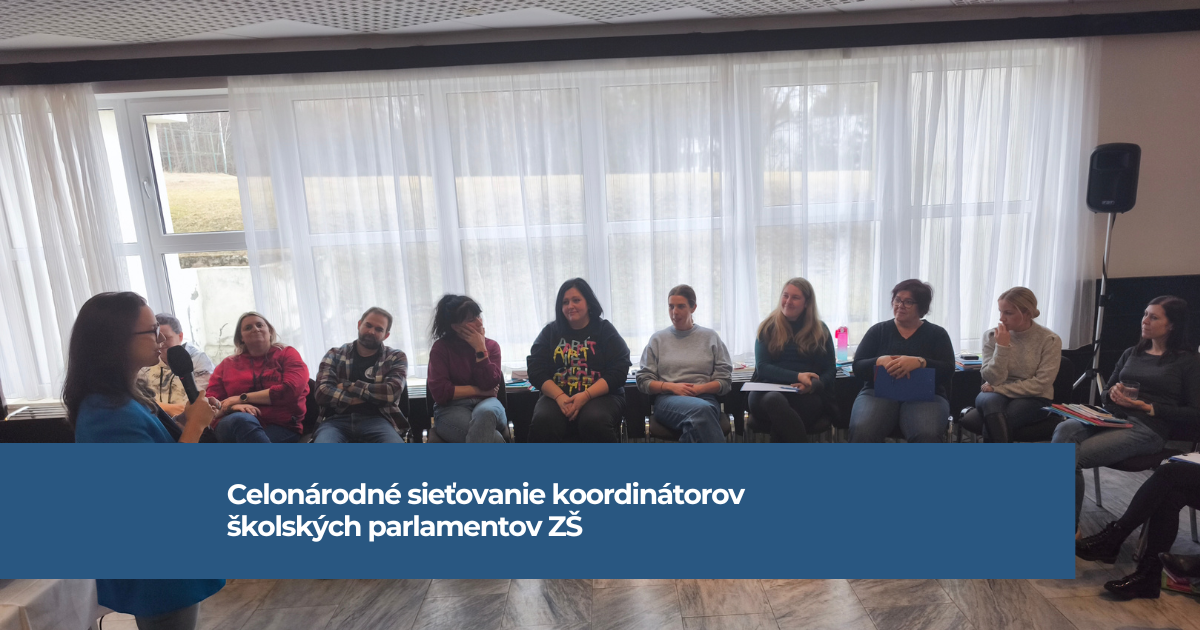 Na obrázku v polkruhu sedia koordinátori ktorí diskutujú