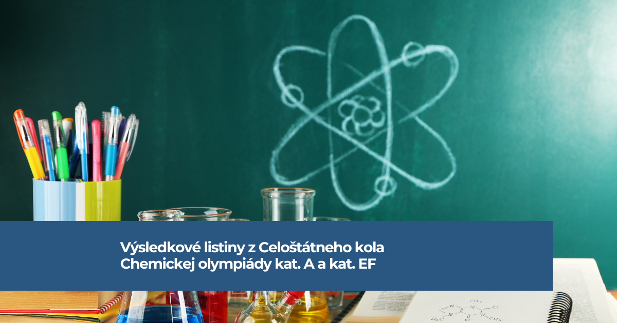 Na obrázku je na tabuli nakreslený vzorec a v popredí na stole sú fľaštičku s tekutinou a perá v stojane