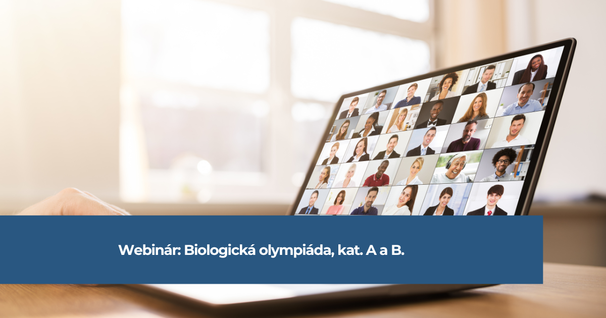 Položeny a otvorený notebook na stole s pozadím konferenčného hovoru