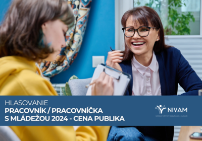 Staršia žena sa usmieva na mladšiu žena, ktorá si zapisuje do zošita