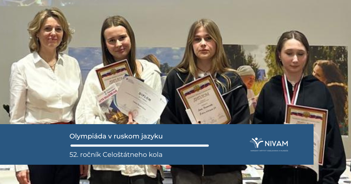 Štyri dievčatá stoja pred objektívom s diplomami a cenami zo súťaže z ruštiny