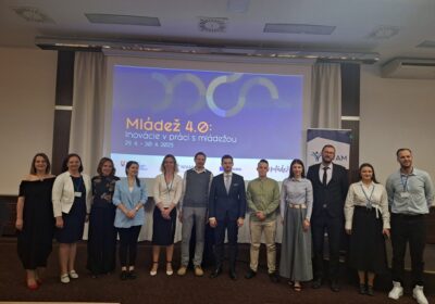 na fotografií sa nachádzajú ocenení pracovníci s mládežou za rok 2024 s vedením inštitúcie