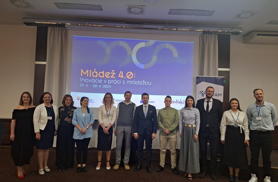 na fotografií sa nachádzajú ocenení pracovníci s mládežou za rok 2024 s vedením inštitúcie