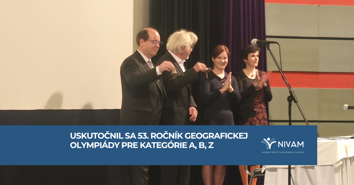 štyria ľudia na obrázku stoja na pódiu a tlieskajú