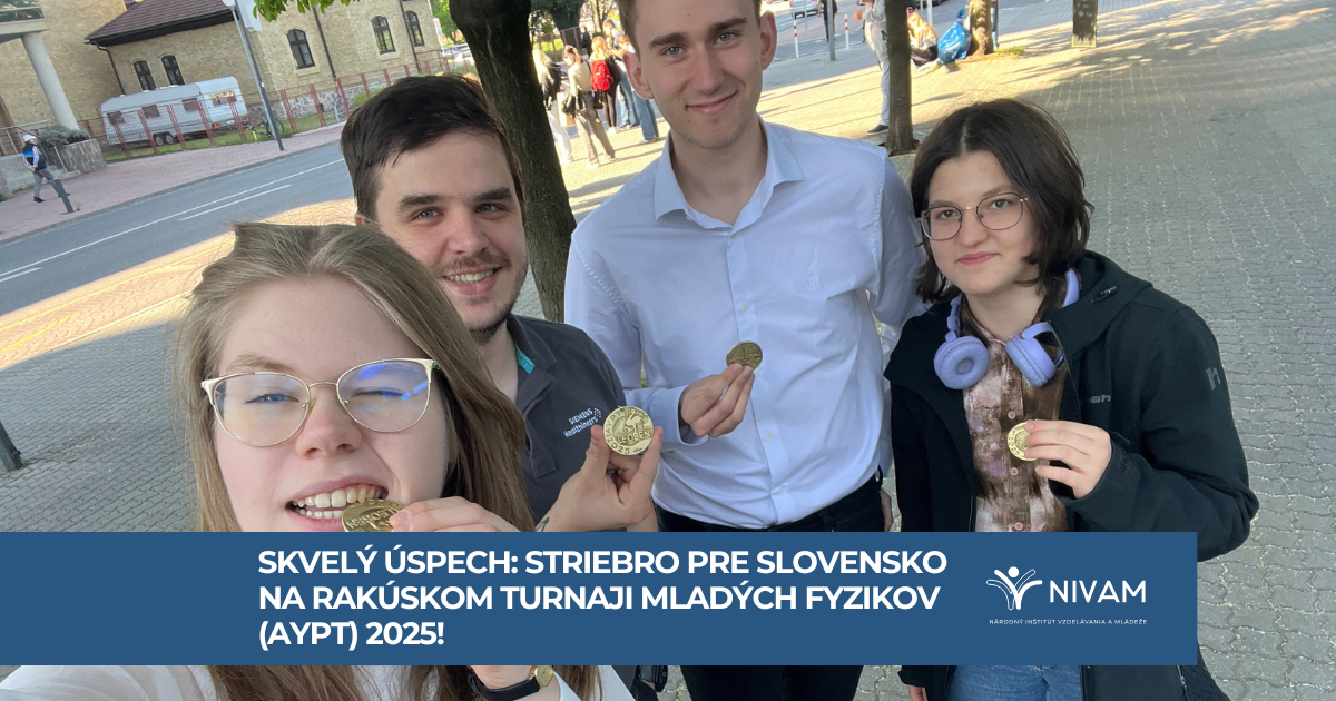 štyria mladí ľudia držia v rukách medailu z olympiády