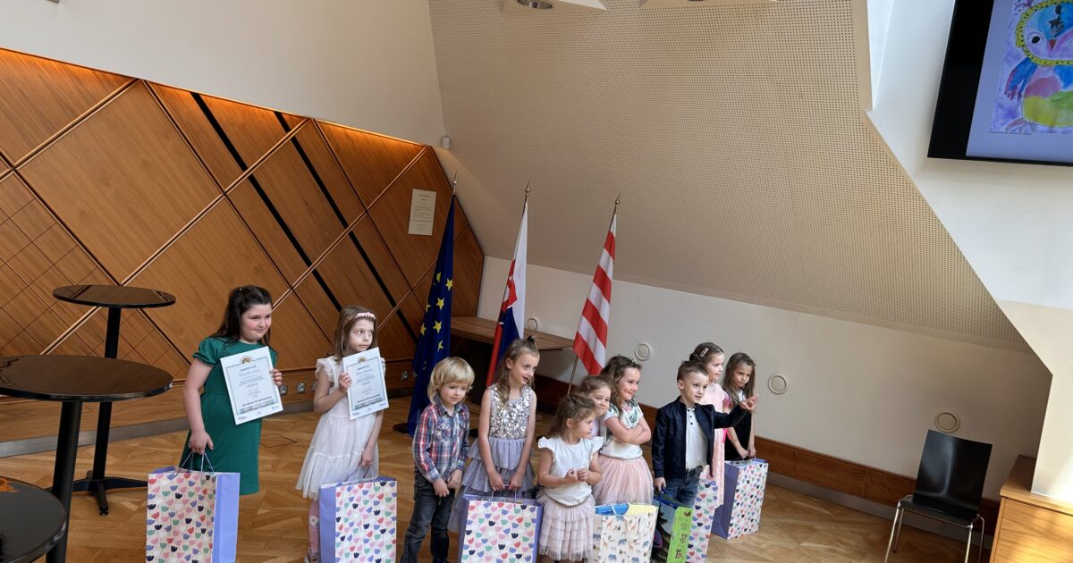 Na obrázku sú malé deti z materskej školy, ktoré v rukách držia diplomy a balíčky ako odmenu za sútaž