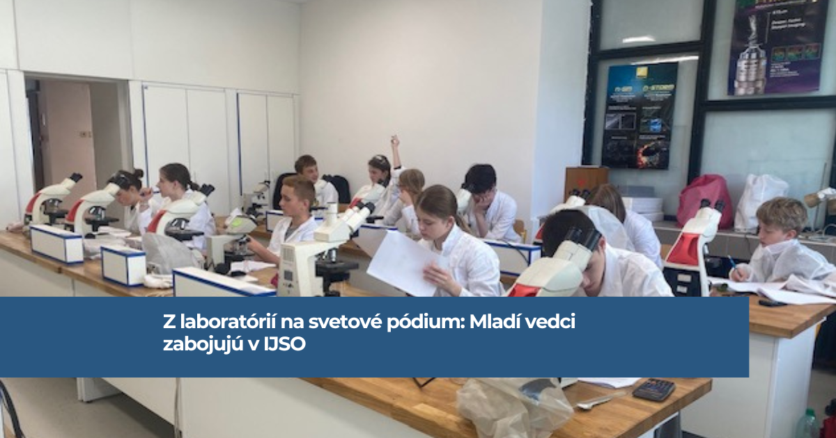 Na obrázku sa nachádza 11 detí oblečených v bielych plášťoch, sediacich pred mikroskopmi. Všetci píšu za stolom.