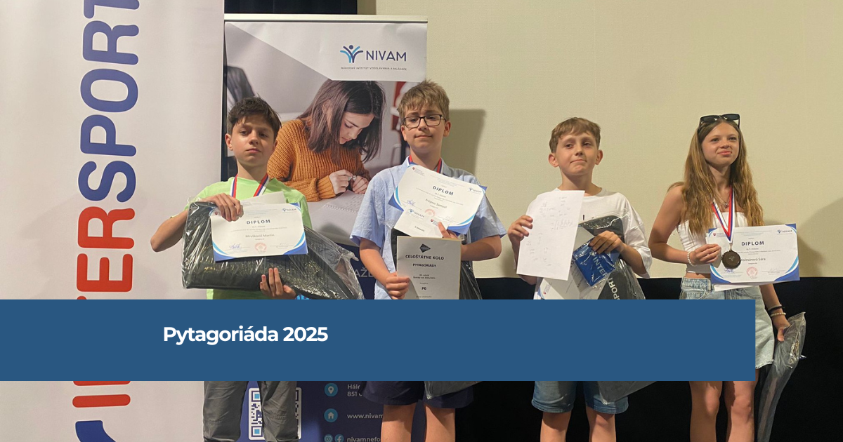 Na obrázku držia štyri deti diplomy