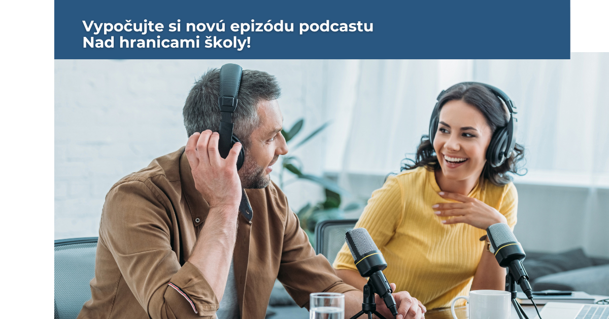 Ilustračná fotografia k článku o novom podcaste. Na obrázku sú dvaja ľudia - chlap a žena, majú pred sebou mikrofóny k nahrávaniu rozhovoru.