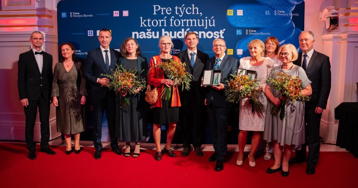 Odovzdávanie cien Dionýza Ilkoviča, fotografia víťazov, ministra a generálnej riaditeľky NIVaM