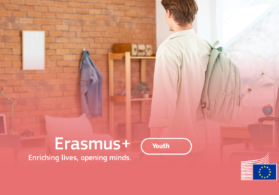 Mladý muž stojí vo svojom byte, logo EU a Erasmus+ Youth Wiki